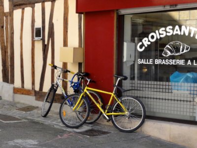 Châlons-en-Champagne (Marne) scène de rue avec vélos
