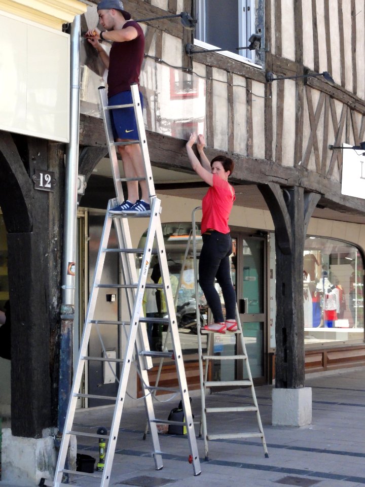 Châlons-en-Champagne (Marne) scène de rue avec échelle