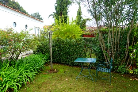 Chair and table - Quinta das Lágrimas - Coimbra, Portugal - DSC08755