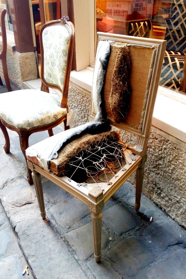 Chaise artisanale coupée laissant voir son intérieur, Passage du Chantier, onzième arrondissement de Paris, France 02