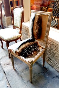 Chaise artisanale coupée laissant voir son intérieur, Passage du Chantier, onzième arrondissement de Paris, France 02