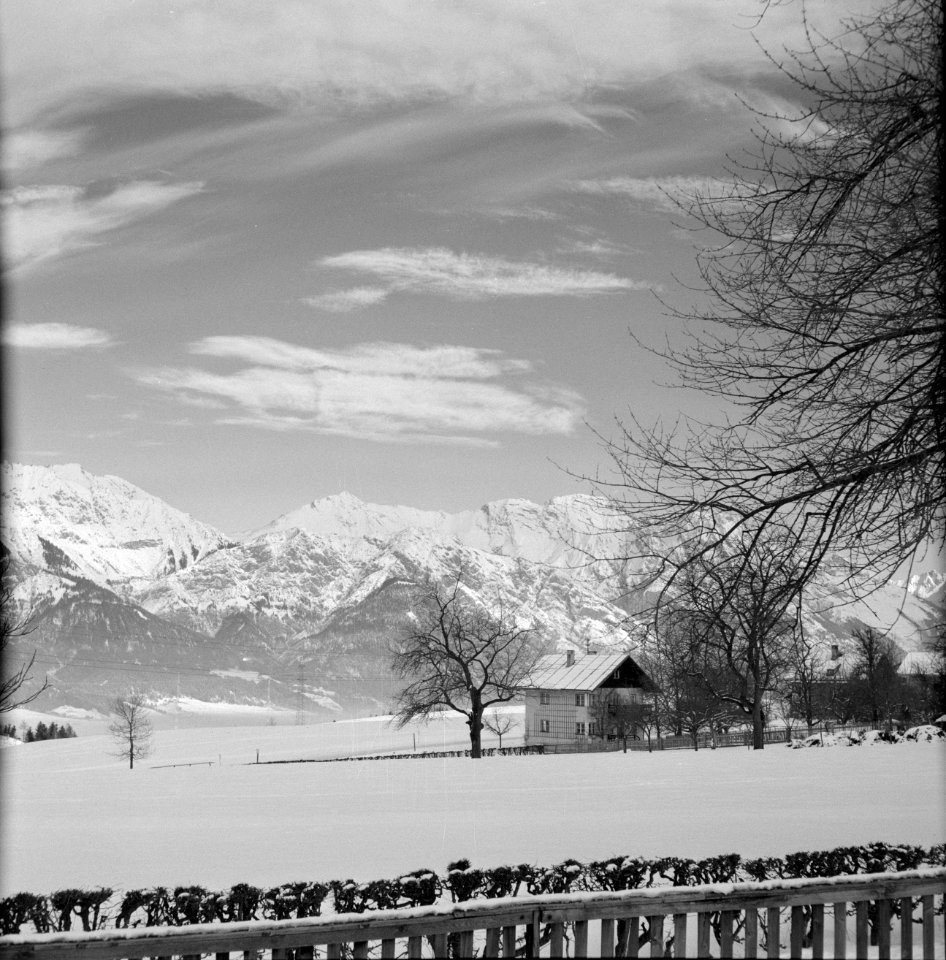 Chaletwoning in de sneeuw met op de achtergrond het Karwendel-gebergte, Bestanddeelnr 254-4303