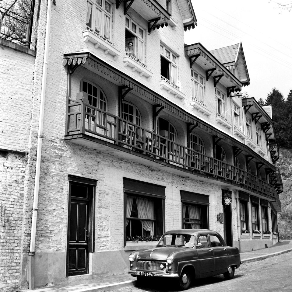 Chalet-Hôtel met vermoedelijk de auto van Willem vd Poll, Bestanddeelnr 254-3358