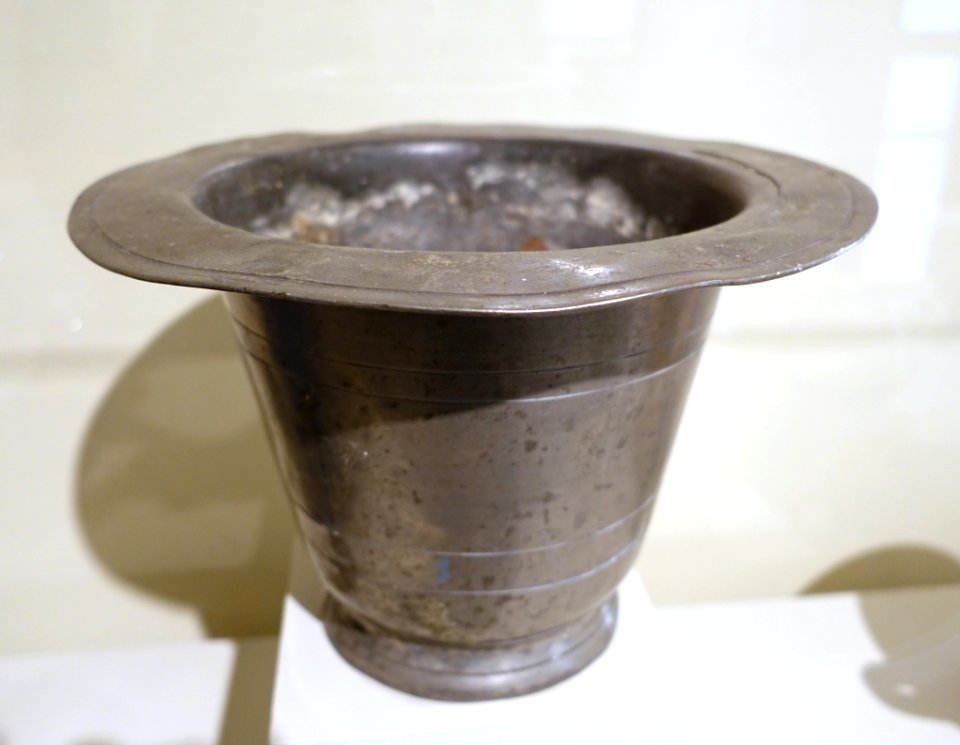 Chamber pot or close stool pan, possibly American, c. 1760-1830 - Concord Museum - Concord, MA - DSC05893