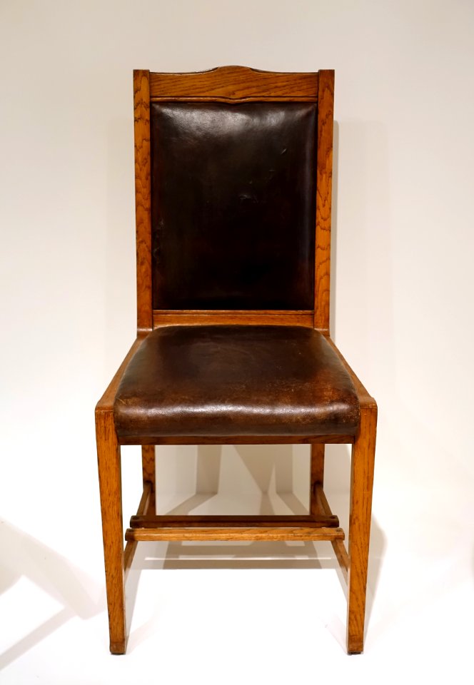 Chair, designed by Peter Behrens, manufacturer unknown, Darmstadt, Germany, 1901, oak, pigskin leather - Museum für Angewandte Kunst Köln - Cologne, Germany - DSC09609
