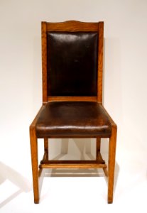 Chair, designed by Peter Behrens, manufacturer unknown, Darmstadt, Germany, 1901, oak, pigskin leather - Museum für Angewandte Kunst Köln - Cologne, Germany - DSC09609