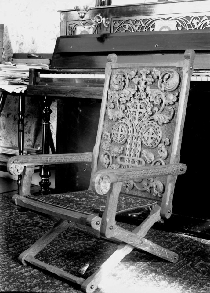 Chair with ornately carved decoration (1294740)