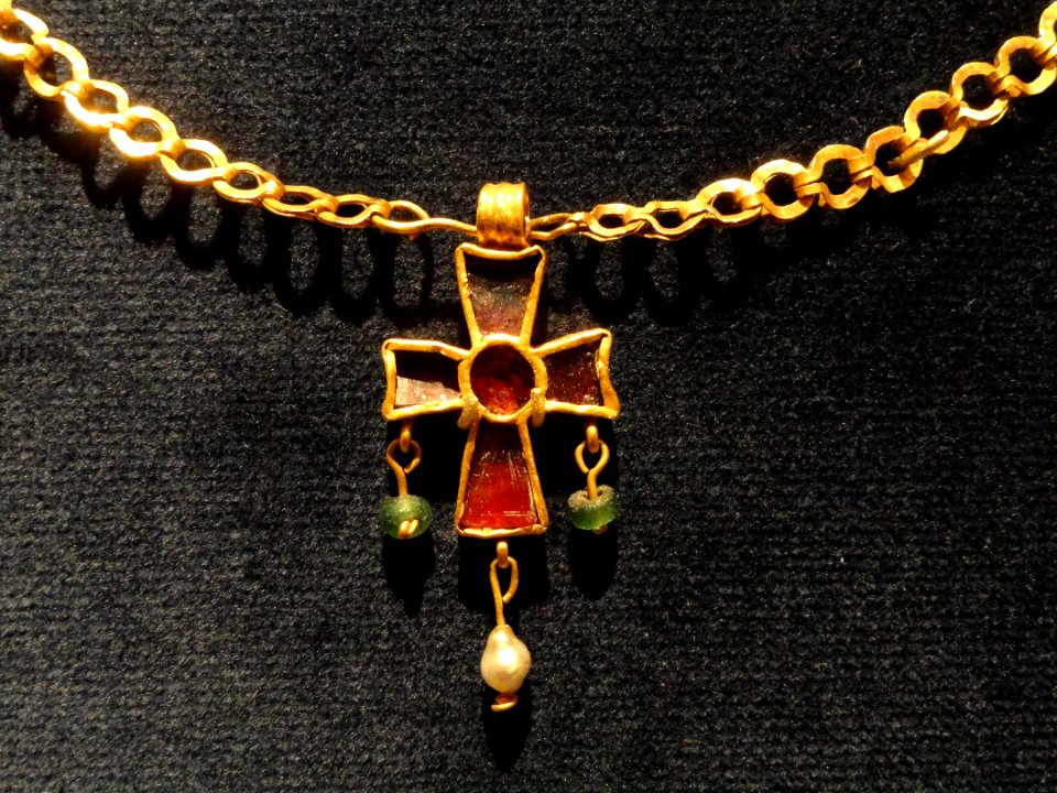 Chain with Pendant Cross, 500s AD, Early Byzantine, gold, glass, pearl, garnet, and sapphire - Cleveland Museum of Art - DSC08334