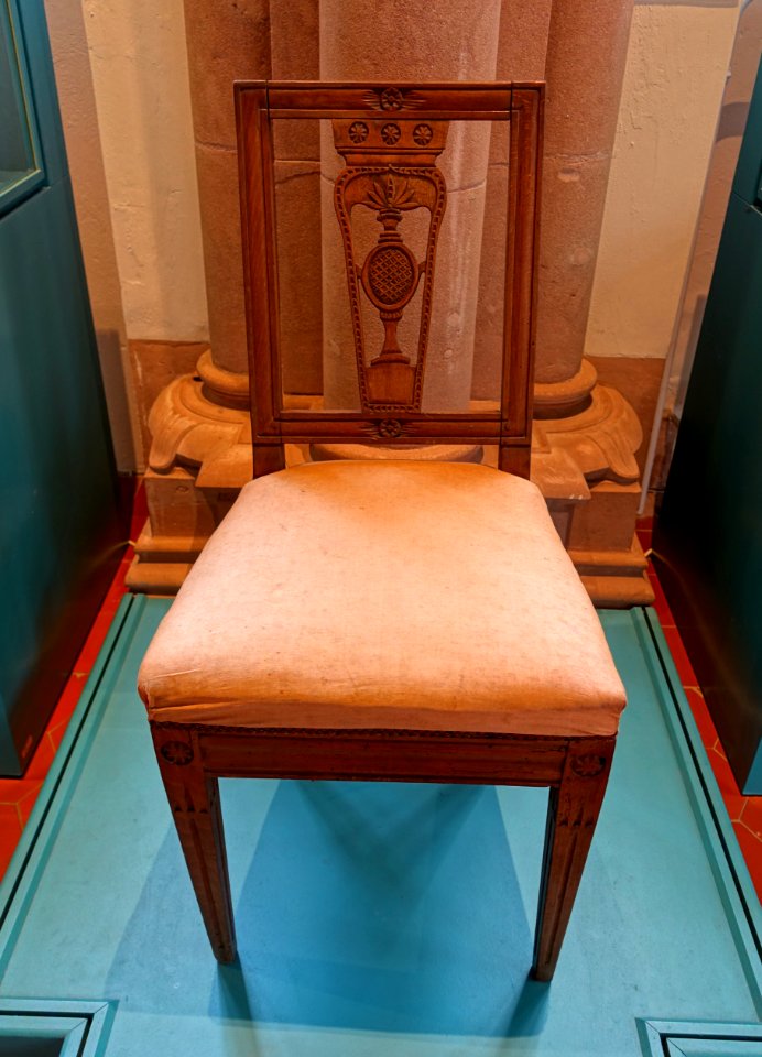 Chair, Germany, c. 1790, beech with walnut glaze - Germanisches Nationalmuseum - Nuremberg, Germany - DSC03031