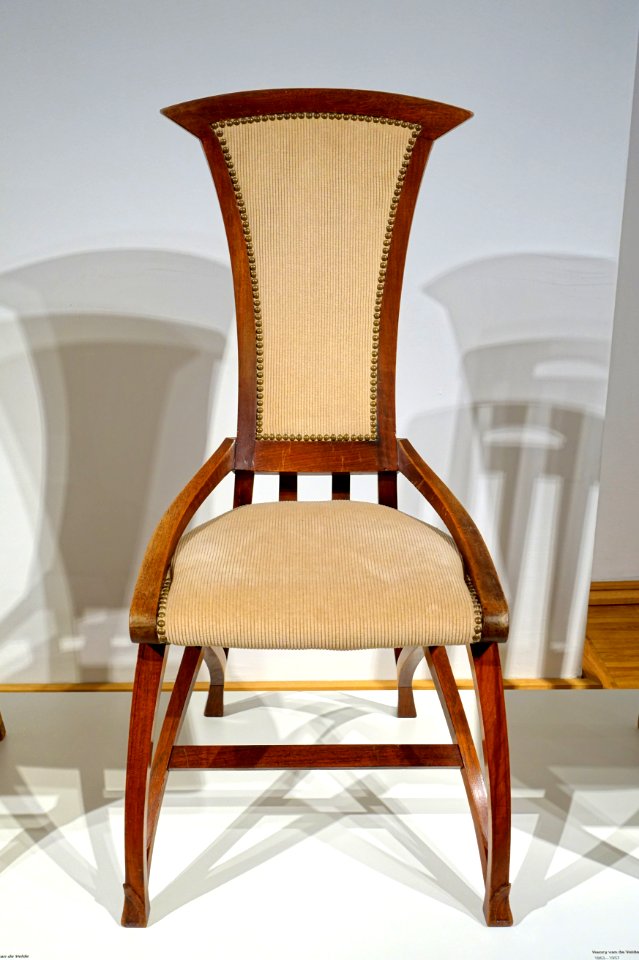 Chair from the director's room of the Revue Blanche, by Henry van de Velde, 1899, walnut, cotton - Hessisches Landesmuseum Darmstadt - Darmstadt, Germany - DSC00702