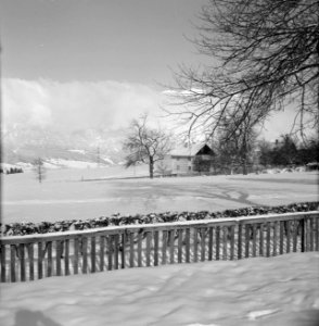 Chaletwoning in de sneeuw met op de achtergrond het Karwendel-gebergte in wolken, Bestanddeelnr 254-4302