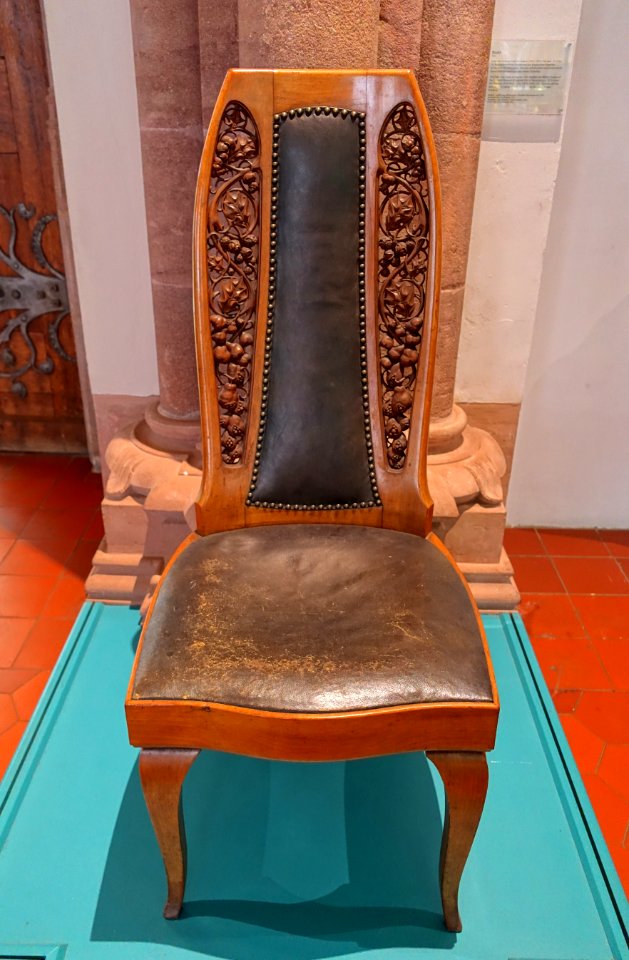 Chair by Sebastian Schrobenhauser, 1913, Nuremberg, walnut, leather, brass - Germanisches Nationalmuseum - Nuremberg, Germany - DSC03083