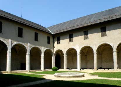 Chambéry Couvent Franciscains Cloître 1