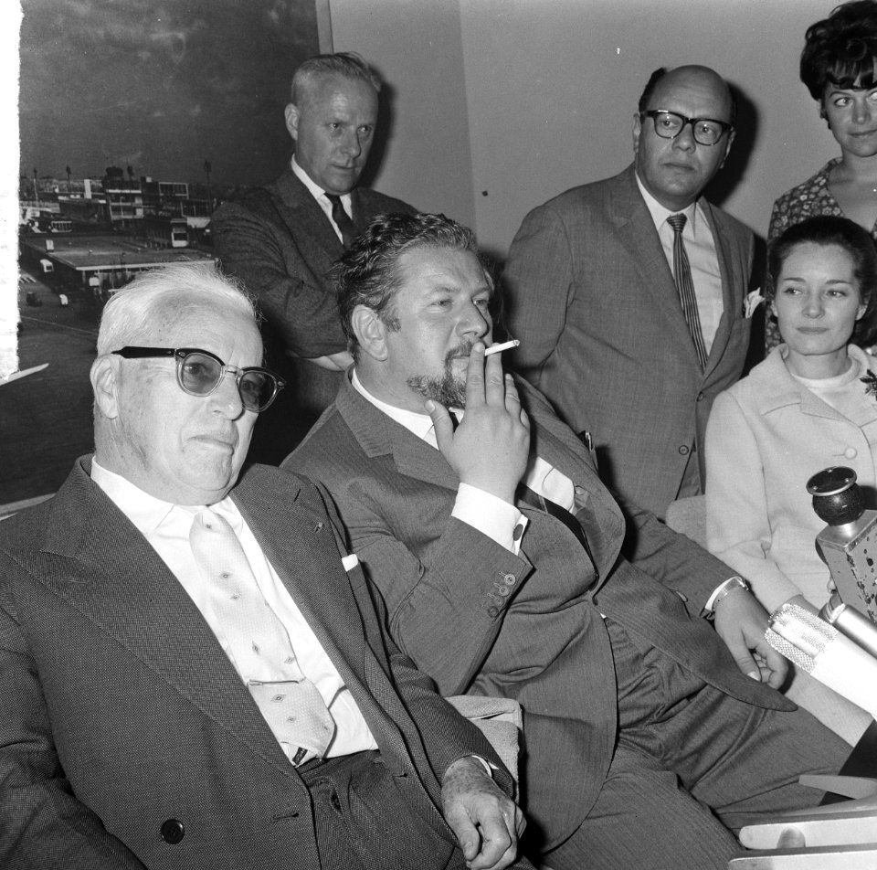 Chaplin (links) en Ustinov tijdens persconferentie, Bestanddeelnr 917-8951