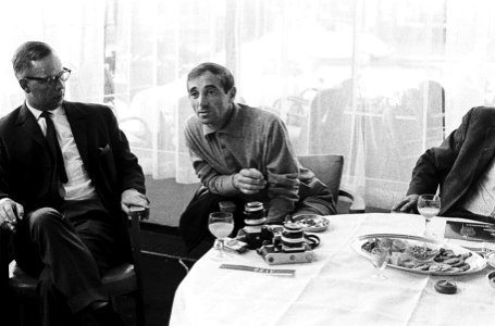 Charles Aznavour geeft een persconferentie in Hotel Gooiland in verband met zijn, Bestanddeelnr 915-1670