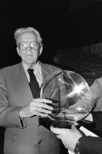 Charles Boost ontvangt Cinemagiceprijs voor bijdrage aan inzicht in belang kwali, Bestanddeelnr 934-1742
