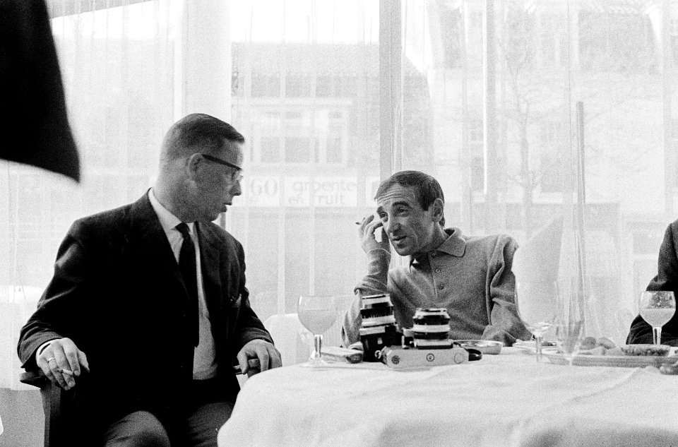 Charles Aznavour (r) geeft een persconferentie in Hotel Gooiland in verband met , Bestanddeelnr 915-1668