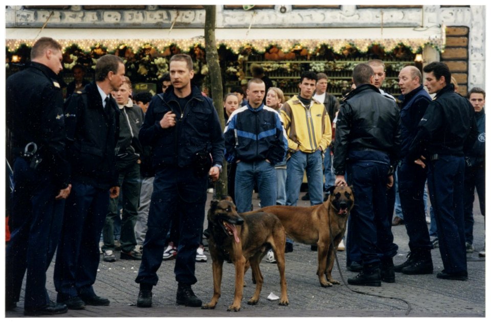 Charges politie op kermis Schalkwijk. De politie was permanent aanwezig om ongeregeldheden te beteugelen. NL-HlmNHA 54036331