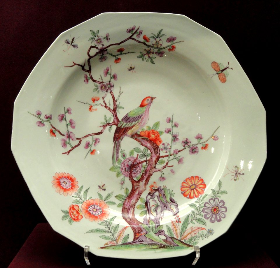 Charger, c. 1722-1723, Du Paquier factory, hard-paste porcelain, overglaze enamels, gilding - Gardiner Museum, Toronto - DSC00952