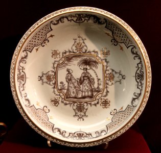 Charger, c. 1730-1735, Du Paquier factory, hard-paste porcelain, Schwarzlot overglaze black enamel, gilding - Gardiner Museum, Toronto - DSC01009