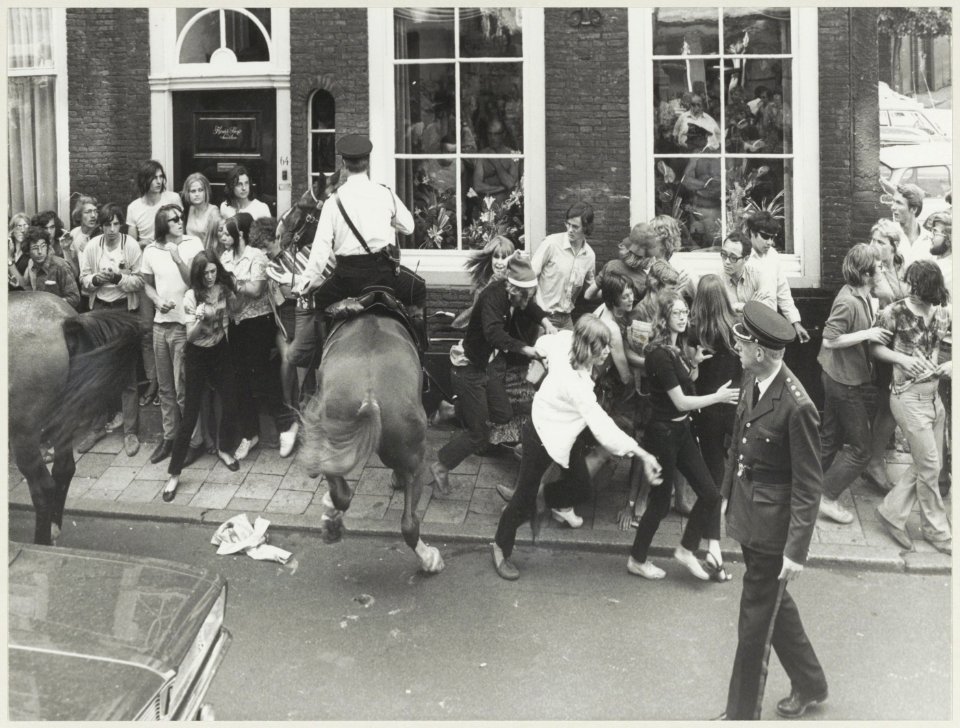 Charge van de bereden politie bij een demonstratie van Beverwijkse studenten in de Jansstraat tegenover het gerechtsgebouw. NL-HlmNHA 54011687
