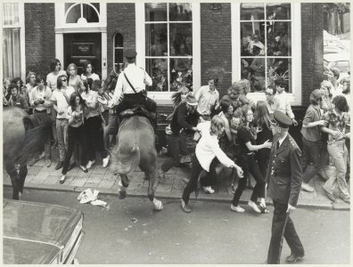 Charge van de bereden politie bij een demonstratie van Beverwijkse studenten in de Jansstraat tegenover het gerechtsgebouw. NL-HlmNHA 54011687
