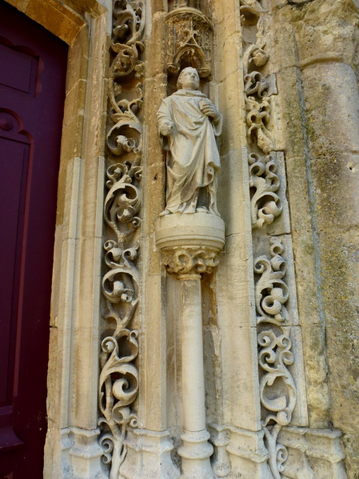 Charbogne (Ardennes) église Saint-Rémi, detail sculpture porche