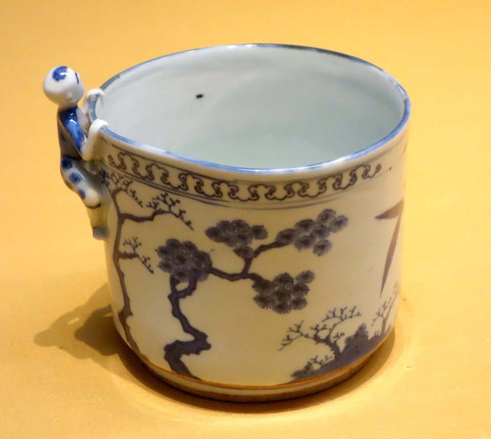 Charcoal Container with relief-molded ikkanjin figure, China, Jingdezhen ware, Kosometsuke type, Ming dynasty, 17th century, design in underglaze blue - Tokyo National Museum - DSC05888