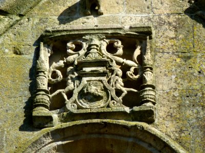 Charbogne (Ardennes) église Saint-Rémi, sculpture en haut de la façade