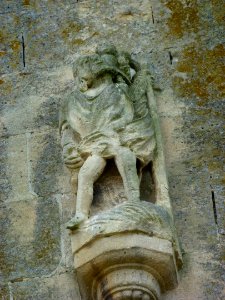 Charbogne (Ardennes) église Saint-Rémi, sculpture sur le contrefort de la façade
