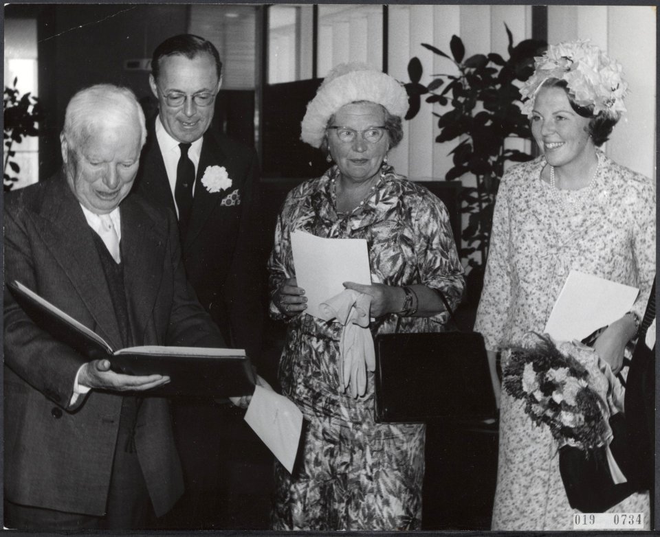 Charlie Chaplin krijgt in het Congresgebouw de Erasmusprijs uitgereikt. Van link, Bestanddeelnr 019-0734
