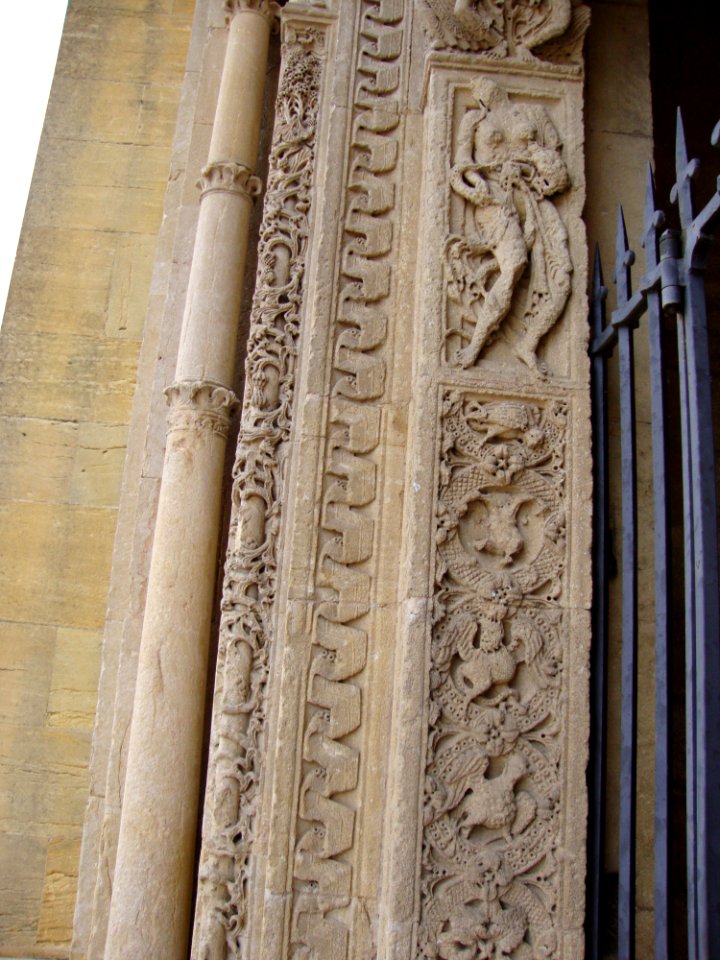 Charlieu (Loire, Fr) l'abbaye, detail du portail