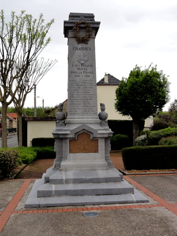 Charmes (Aisne) monument aux morts