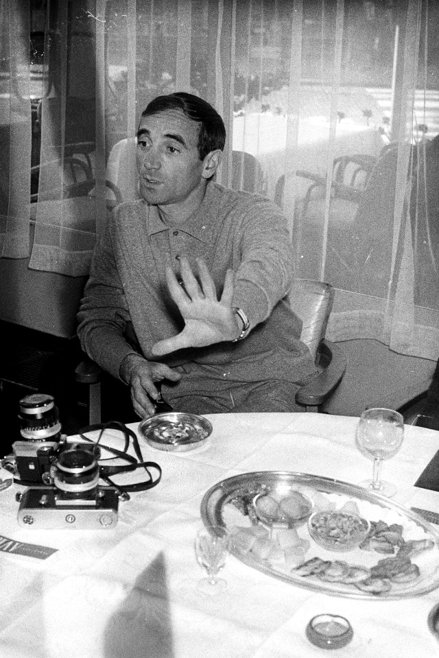 Charles Aznavour geeft een persconferentie in Hotel Gooiland in verband met zijn, Bestanddeelnr 915-1665