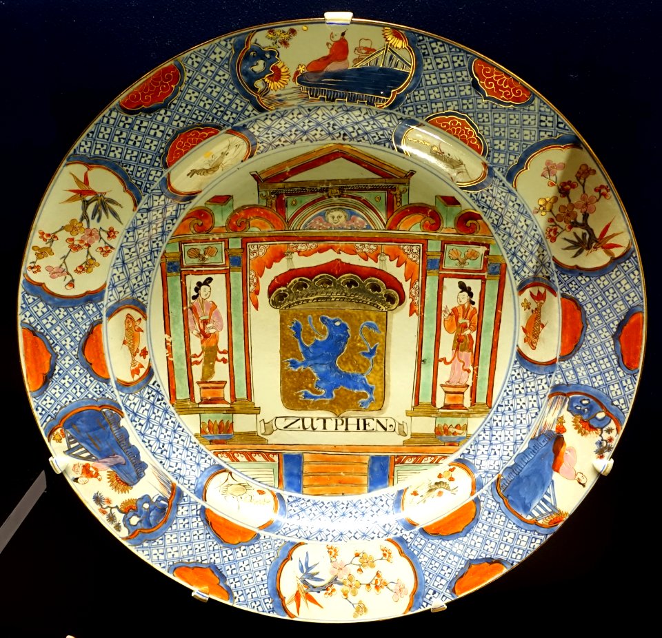 Charger with the arms of the city of Zutphen, Holland, made in Jingdezhen, China, c. 1720 AD, porcelain - Peabody Essex Museum - Salem, MA - DSC05164