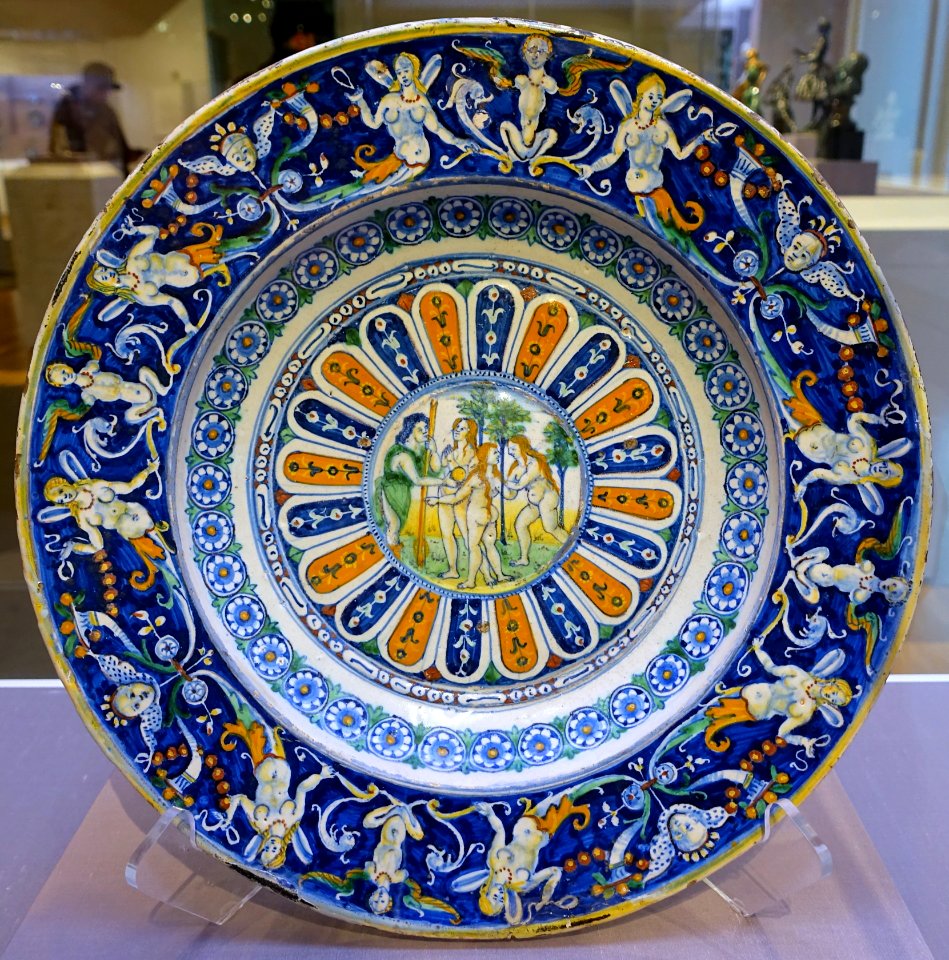 Charger with grotesque decoration on border, Italian, Deruta, copy of Caffagiolo or Siena, c. 1500-1510, maiolica - California Palace of the Legion of Honor - San Francisco, CA - DSC03023