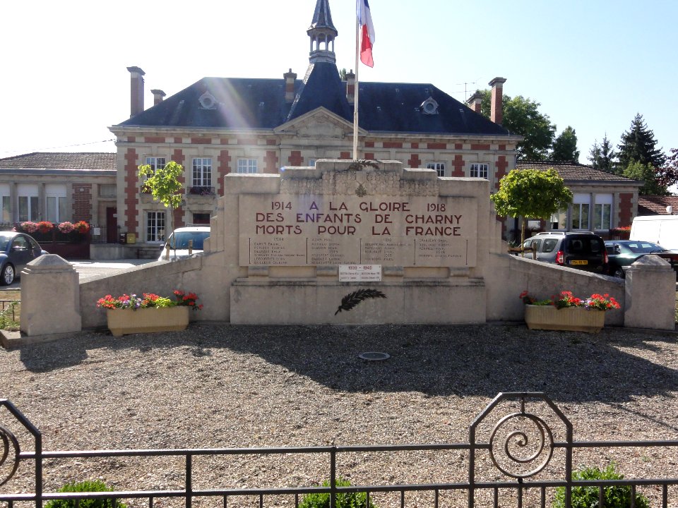 Charny-sur-Meuse (Meuse) monument aux morts devant la mairie