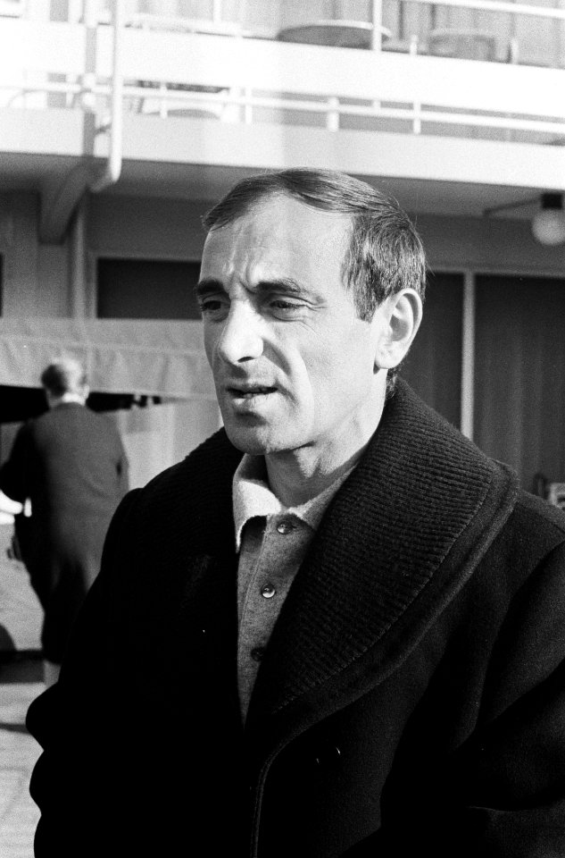 Charles Aznavour geeft een persconferentie in Hotel Gooiland in verband met zijn, Bestanddeelnr 915-1666