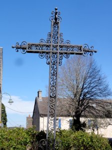 Charensat (Puy-de-Dôme) croix de chemin sur la place du bourg