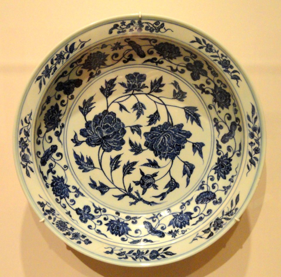 Charger with Blossoming Peony Decor, early 15th century, probably Yongle period, Ming dynasty, Jingdezhen kilns, Jiangxi, China, porcelain with underglaze cobalt blue - Sackler Museum - DSC02578