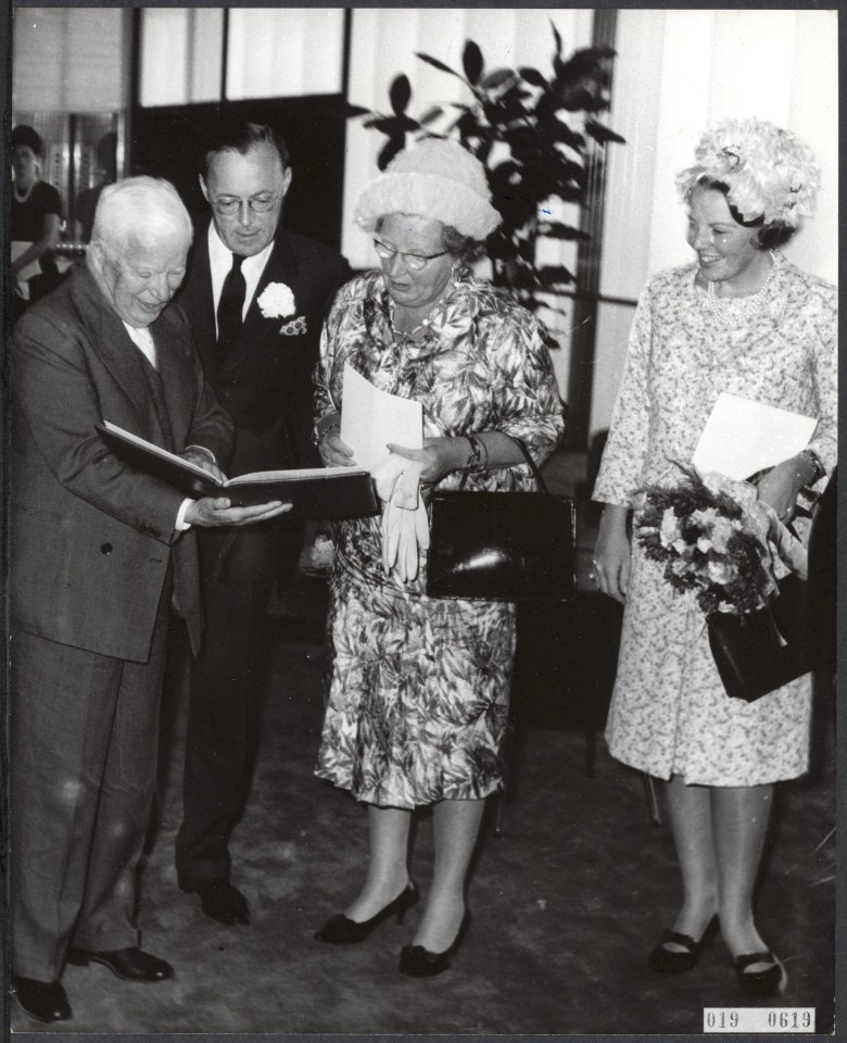 Charlie Chaplin krijgt in het Congresgebouw de Erasmusprijs uitgereikt. Van link, Bestanddeelnr 019-0619