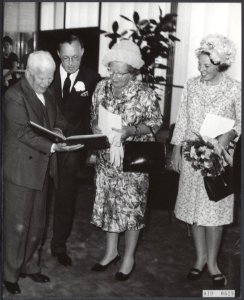 Charlie Chaplin krijgt in het Congresgebouw de Erasmusprijs uitgereikt. Van link, Bestanddeelnr 019-0619