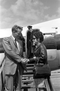 Charlton Heston in Nederland om premiere film 55 Dagen Peking (55 Days at Pek, Bestanddeelnr 915-2787