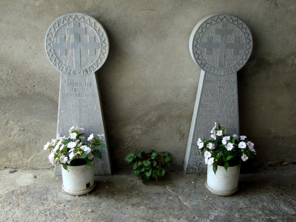 Charritte-de-Bas (Pyr-Atl, Fr) deux steles basques sous le porche