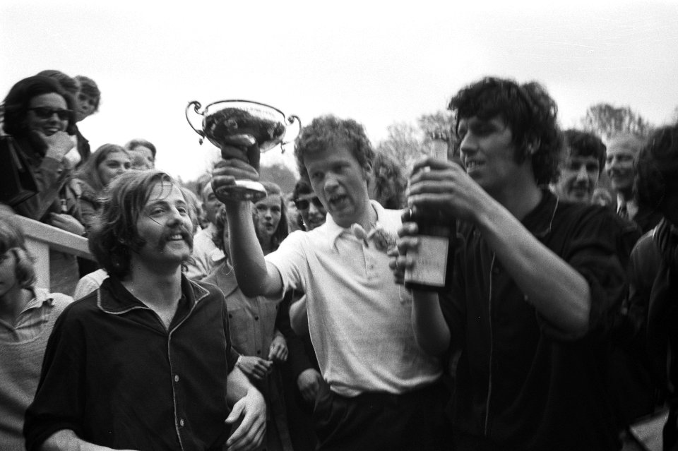 Champagne voor kampioen HTCC na afloop van de wedstrijd, Bestanddeelnr 924-5600