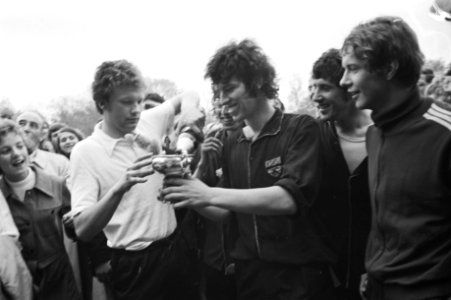 Champagne voor kampioen HTCC na afloop van de wedstrijd, Bestanddeelnr 924-5595
