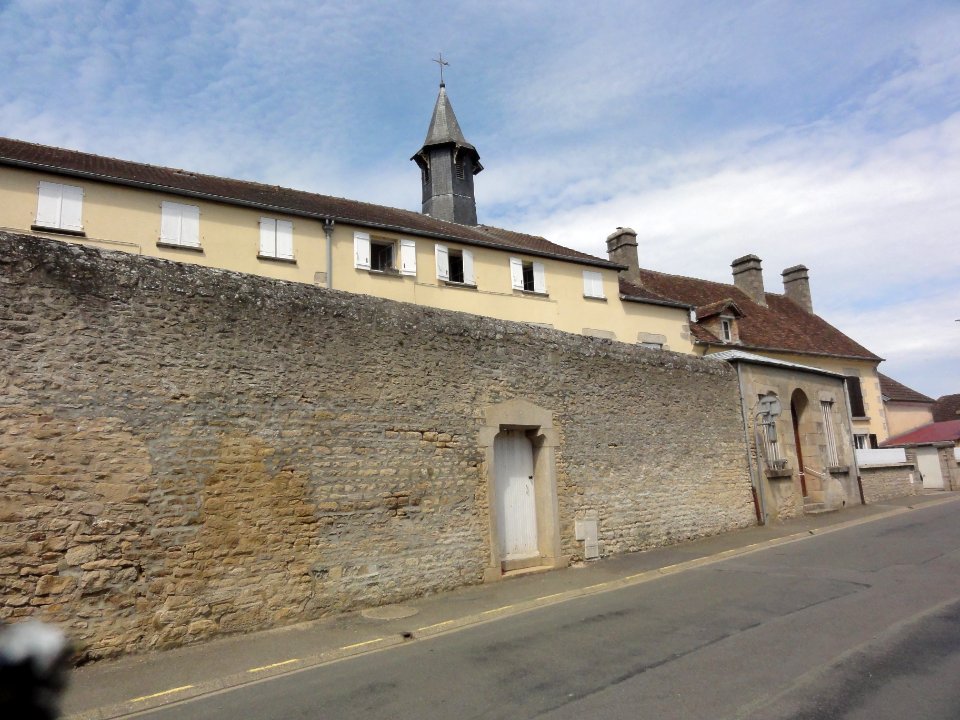 Champfleur (Sarthe) couvent des Soeurs franciscaines, coté rue
