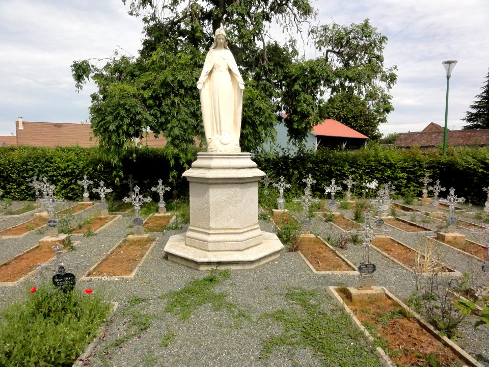 Champfleur (Sarthe) cimetière des soeurs franciscaines avec statue de la Vierge