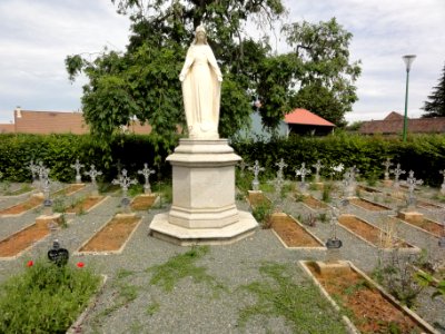 Champfleur (Sarthe) cimetière des soeurs franciscaines avec statue de la Vierge