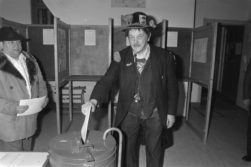 Charly Vlug , lijsttrekker van lijst 30 , brengt in Amsterdam zijn stem uit, Bestanddeelnr 933-6023